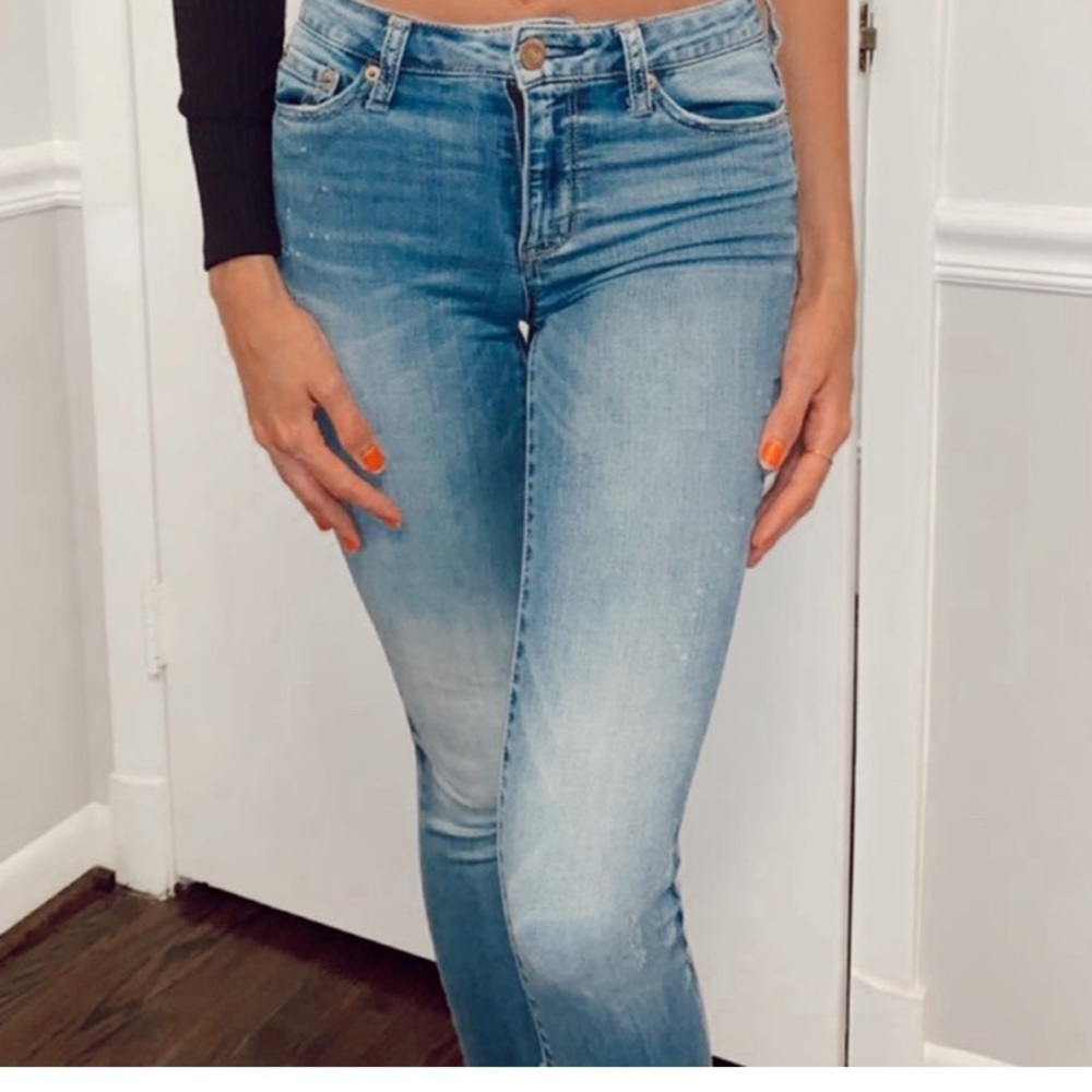 LIGHT WASH BLUE JEANS